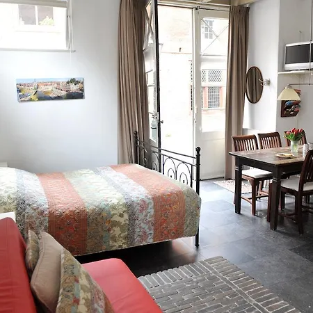 לינה וארוחת בוקר Bed En Beschuit ליידן
